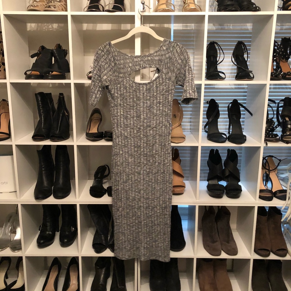 short sleeve sweater dress w/ oval design in front
